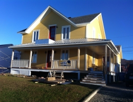 Rénovation avec toit en bardeaux d'asphalte pour la maison et en tôle vissée pour la galerie